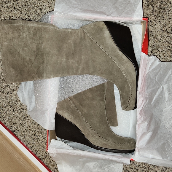 Aerosoles Gather Round Suede Knee Boot - Picture 4 of 10